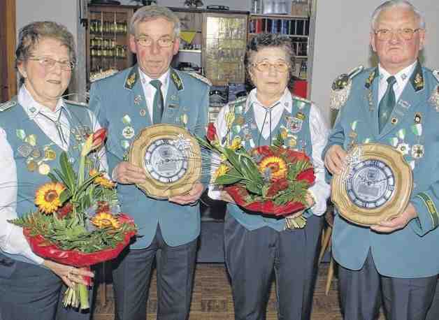 Präsente für jahrzehntelange Vorstandstätigkeit erhielten Wilhelm Hanenkamp (Zweiter von links) und Stefan Lünswilken. 
Für die Ehefrauen gab es Blumensträuße.